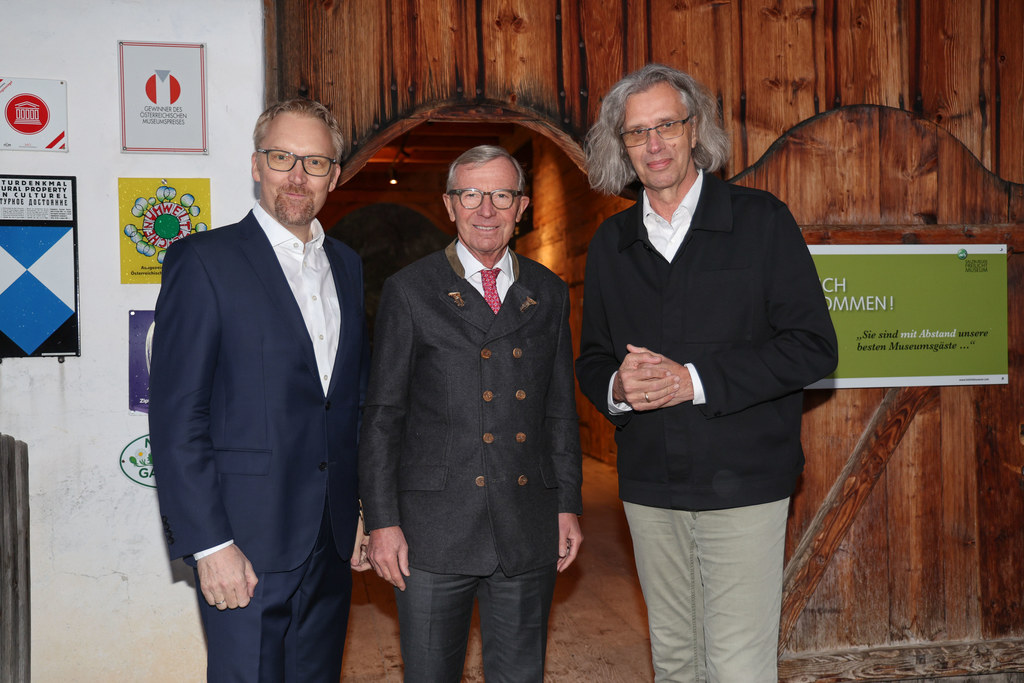 LH Wilfried Haslauer mit Peter Fritz (neuer Direktor des Freilichtmuseums) und Michael Weese (bisheriger Direktor)